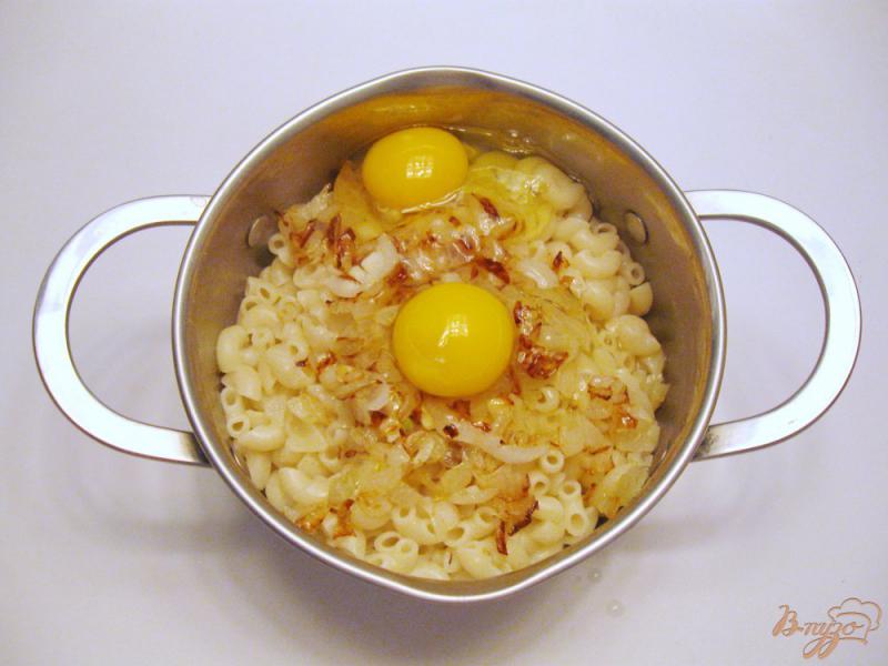 Фото приготовление рецепта: Макароны с яйцами шаг №3