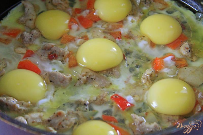 Фото приготовление рецепта: Куриное филе с болгарским перцем и яйцами на сковороде шаг №5