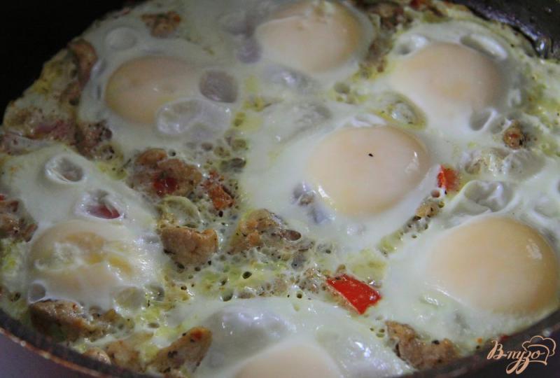Фото приготовление рецепта: Куриное филе с болгарским перцем и яйцами на сковороде шаг №6