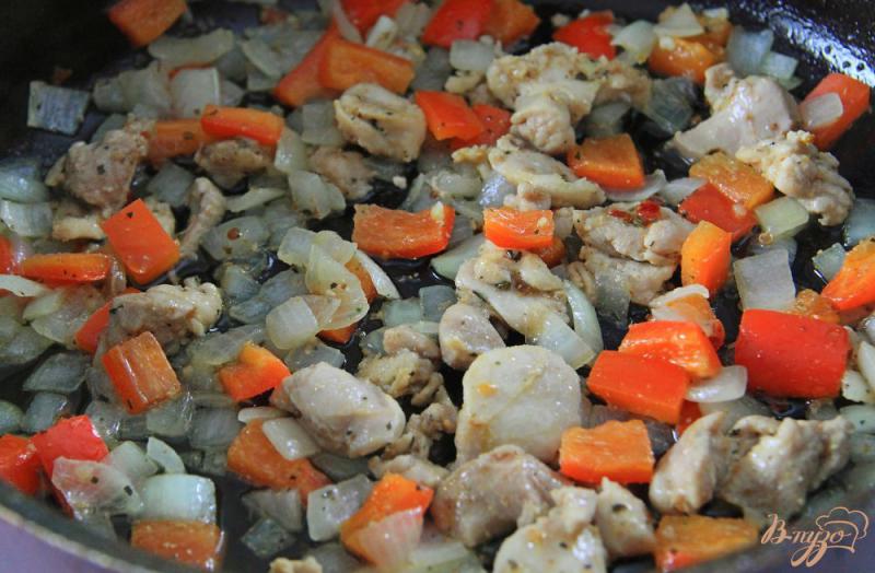 Фото приготовление рецепта: Куриное филе с болгарским перцем и яйцами на сковороде шаг №4