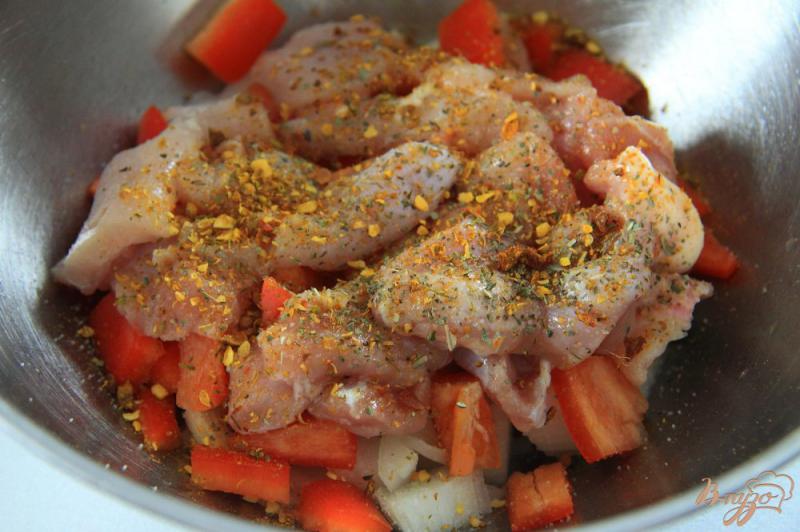 Фото приготовление рецепта: Куриное филе с болгарским перцем и яйцами на сковороде шаг №3