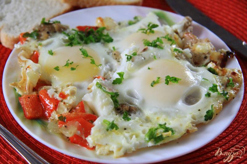Фото приготовление рецепта: Куриное филе с болгарским перцем и яйцами на сковороде шаг №7