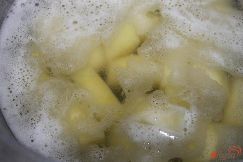 Фото приготовление рецепта: Картофельное пюре со шпинатом и жареными шампиньонами шаг №2
