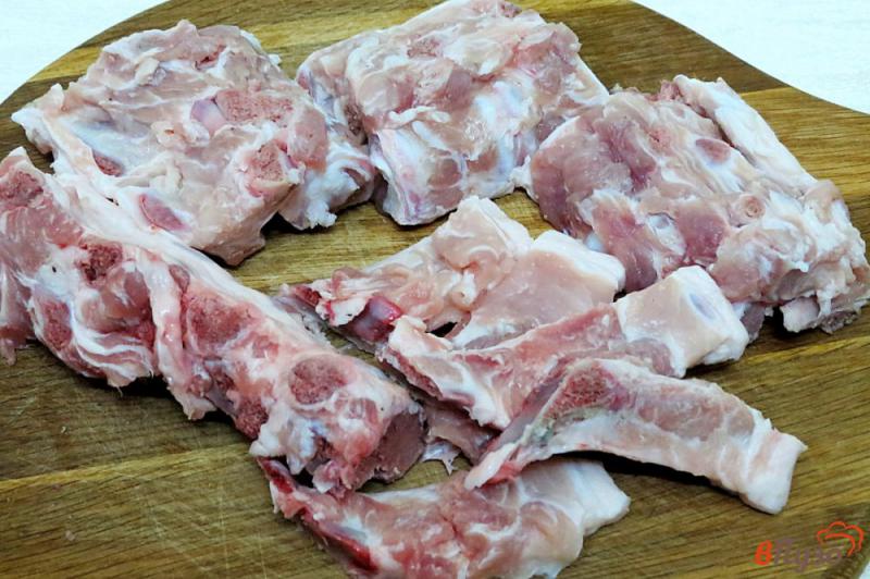 Фото приготовление рецепта: Свиные рёбра с овощами (на сковороде) шаг №2
