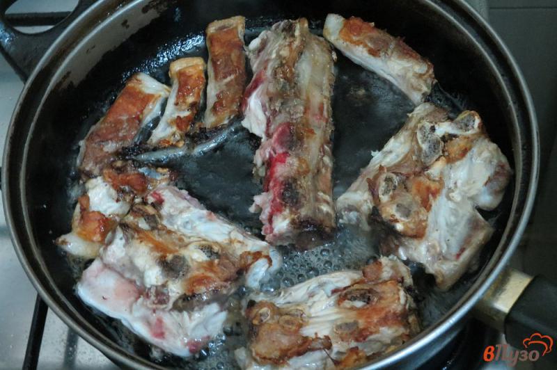 Фото приготовление рецепта: Свиные рёбра с овощами (на сковороде) шаг №3