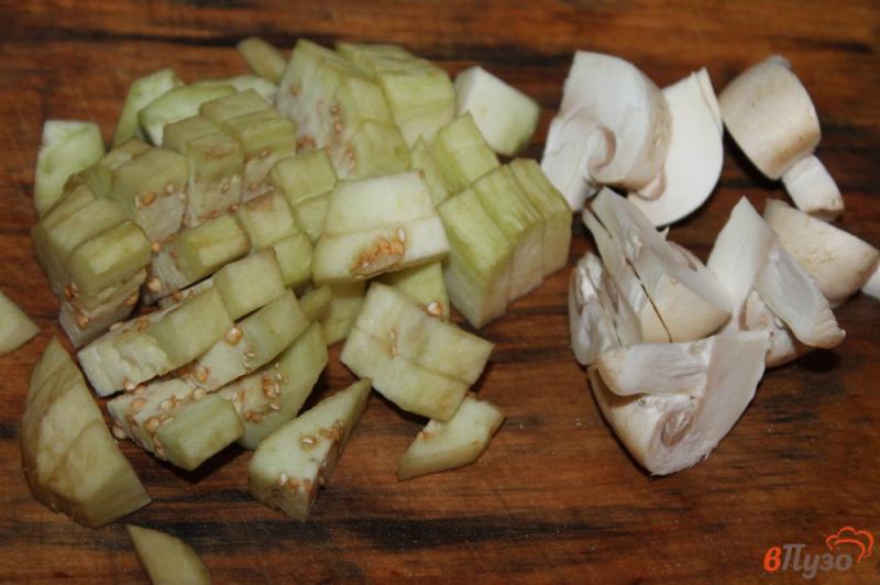Фото приготовление рецепта: Салат с отварным куриным мясом, баклажанами, грибами и яйцом шаг №2
