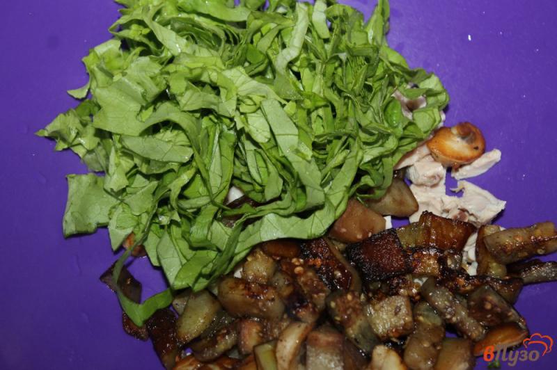 Фото приготовление рецепта: Салат с отварным куриным мясом, баклажанами, грибами и яйцом шаг №4
