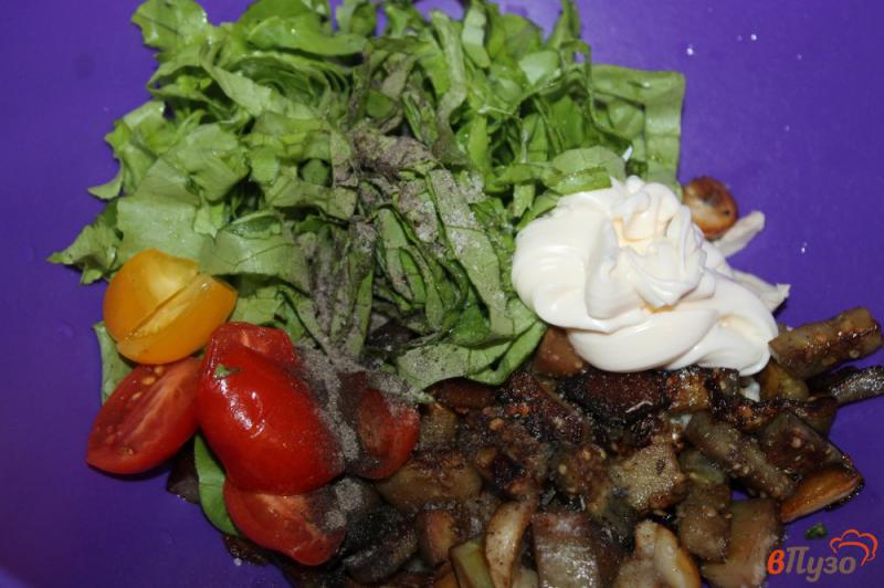Фото приготовление рецепта: Салат с отварным куриным мясом, баклажанами, грибами и яйцом шаг №5