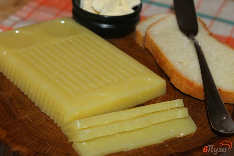 Фото приготовление рецепта: Домашний твердый сыр из творога шаг №8