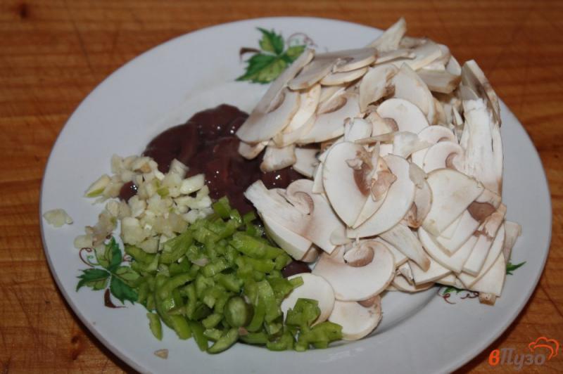 Фото приготовление рецепта: Гречневая каша с грибами и свиной печенью шаг №2