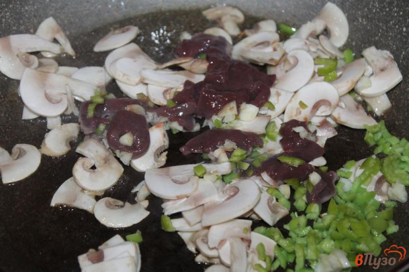 Фото приготовление рецепта: Гречневая каша с грибами и свиной печенью шаг №3