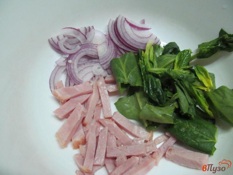 Фото приготовление рецепта: Салат из жареных грибов и свежих овощей шаг №1