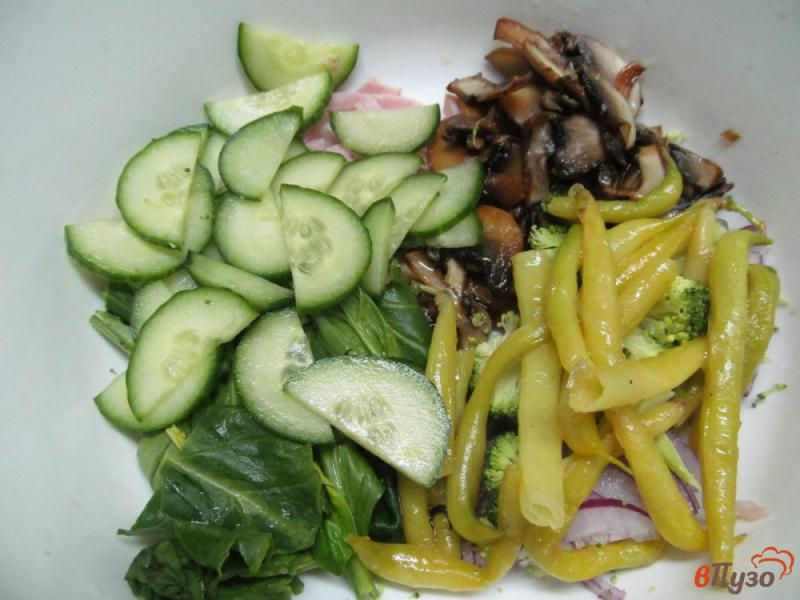 Фото приготовление рецепта: Салат из жареных грибов и свежих овощей шаг №3