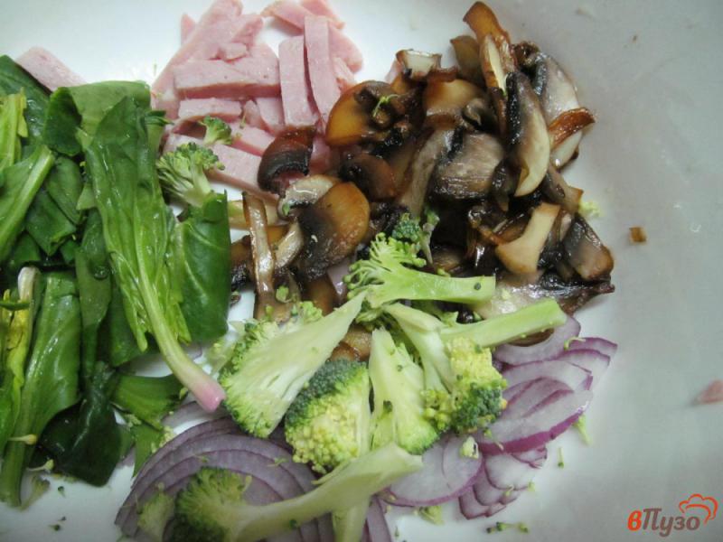 Фото приготовление рецепта: Салат из жареных грибов и свежих овощей шаг №2