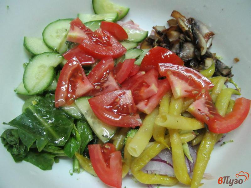 Фото приготовление рецепта: Салат из жареных грибов и свежих овощей шаг №4