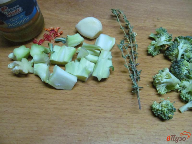 Фото приготовление рецепта: Паста с брокколи под соусом шаг №1