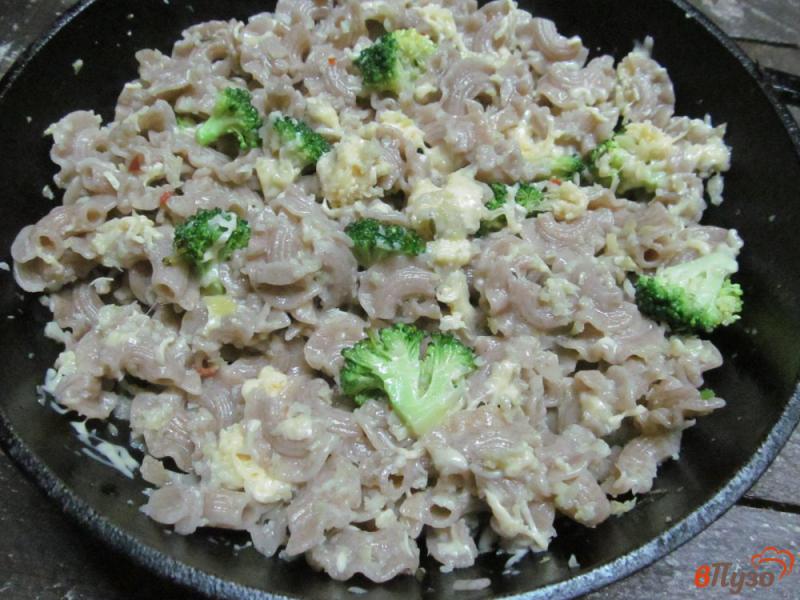 Фото приготовление рецепта: Паста с брокколи под соусом шаг №7