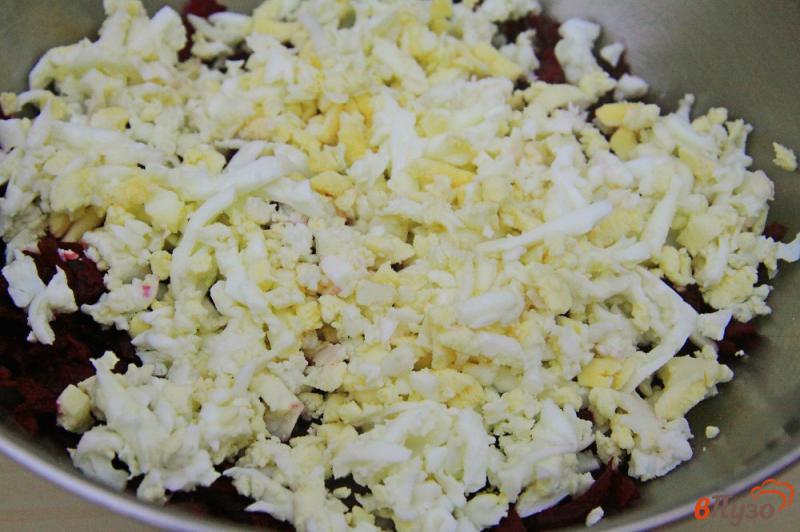Фото приготовление рецепта: Свекольный салат с яйцом и сыром шаг №2