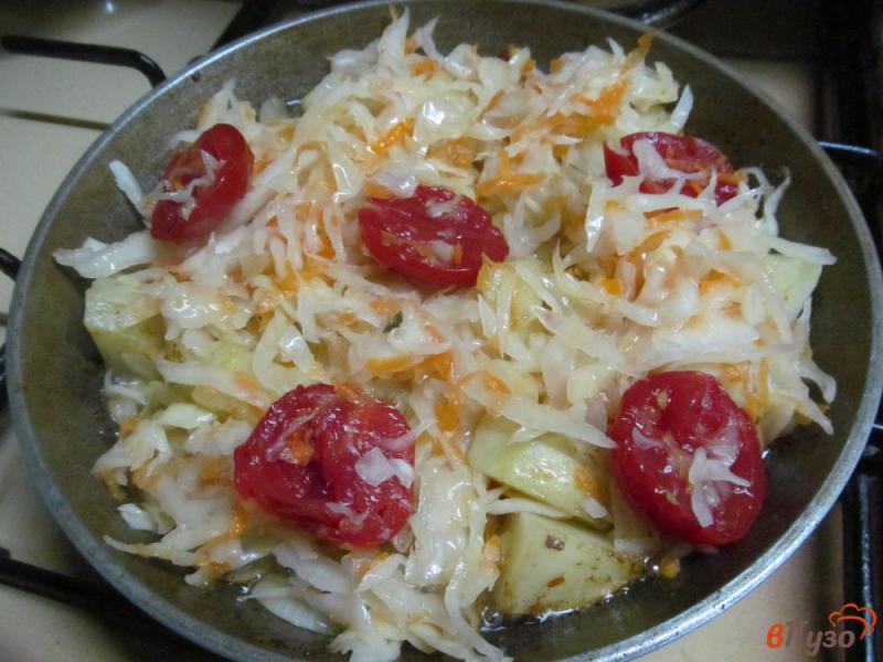 Фото приготовление рецепта: Курица с картофелем и квашеной капустой шаг №3