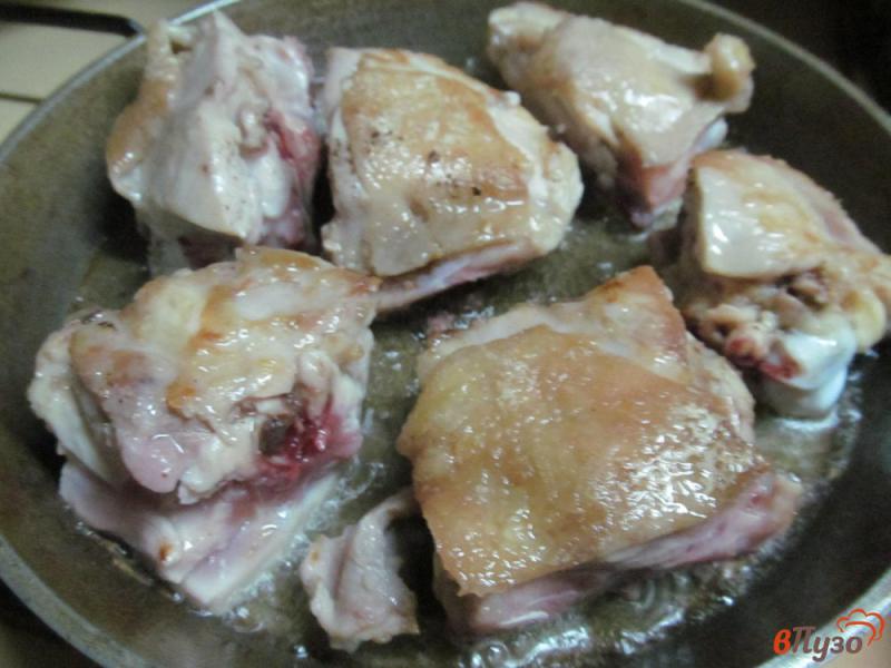 Фото приготовление рецепта: Курица с картофелем и квашеной капустой шаг №1