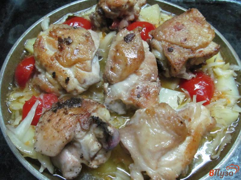 Фото приготовление рецепта: Курица с картофелем и квашеной капустой шаг №4