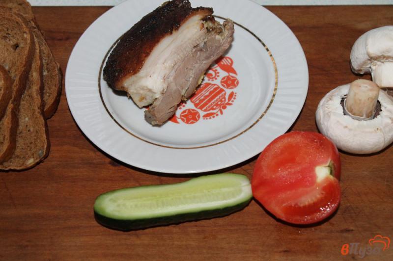 Фото приготовление рецепта: Бутерброды с запеченным подчеревком, грибами и помидорами шаг №1
