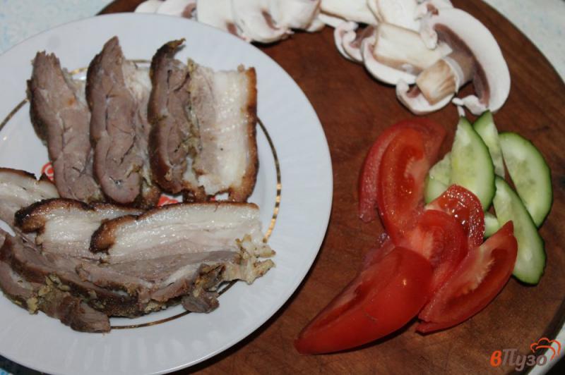 Фото приготовление рецепта: Бутерброды с запеченным подчеревком, грибами и помидорами шаг №2