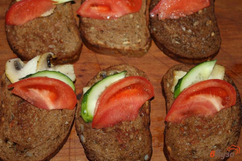 Фото приготовление рецепта: Бутерброды с запеченным подчеревком, грибами и помидорами шаг №5