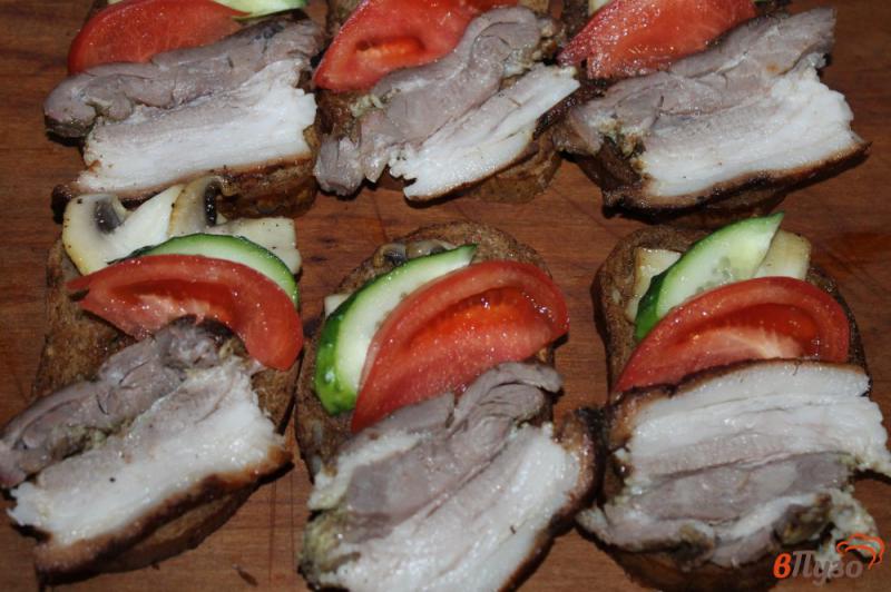 Фото приготовление рецепта: Бутерброды с запеченным подчеревком, грибами и помидорами шаг №6