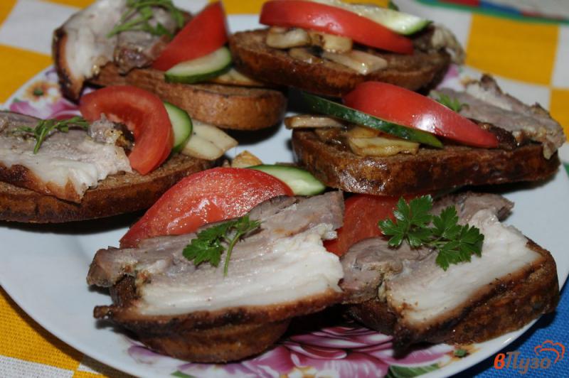 Фото приготовление рецепта: Бутерброды с запеченным подчеревком, грибами и помидорами шаг №7