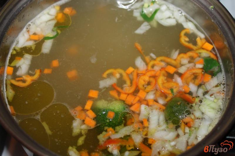 Фото приготовление рецепта: Суп на бульоне с курицей и брокколи шаг №4