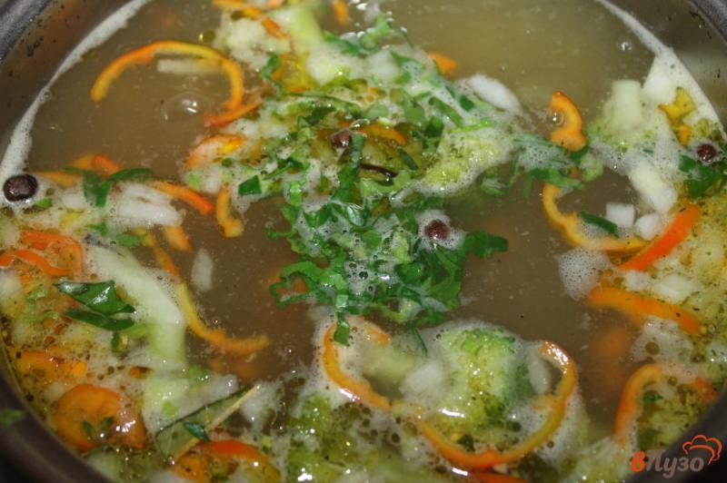 Фото приготовление рецепта: Суп на бульоне с курицей и брокколи шаг №5