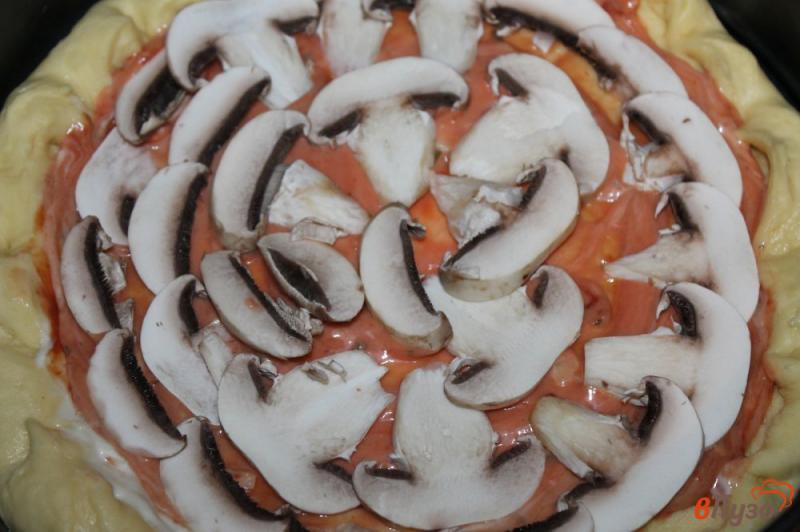 Фото приготовление рецепта: Пышная пицца с колбасой, грибами и сыром шаг №4