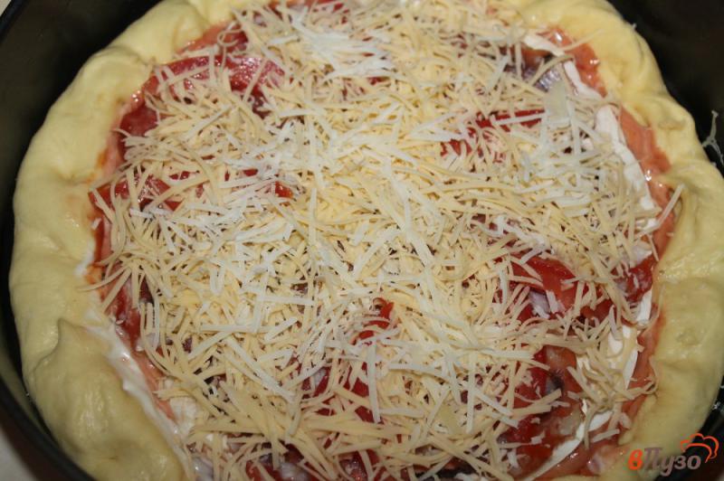 Фото приготовление рецепта: Пышная пицца с колбасой, грибами и сыром шаг №6