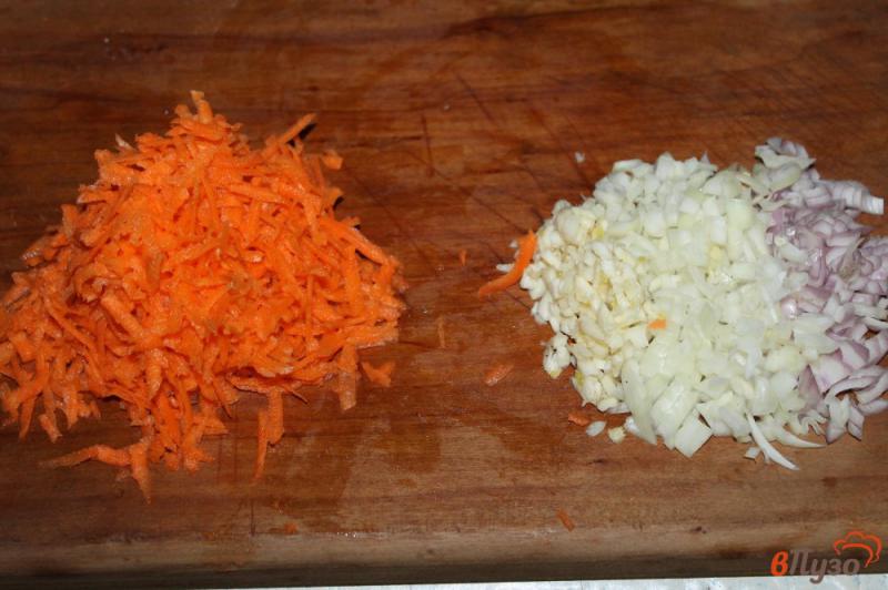 Фото приготовление рецепта: Печеночный торт с луком, морковью и помидорами шаг №5