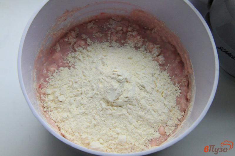 Фото приготовление рецепта: Пышные оладьи на вишневом йогурте шаг №3