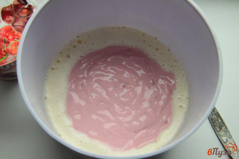 Фото приготовление рецепта: Пышные оладьи на вишневом йогурте шаг №2
