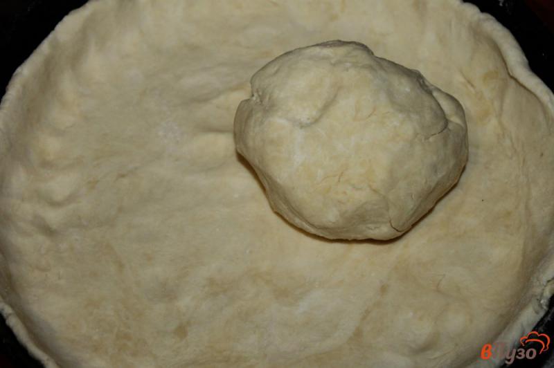 Фото приготовление рецепта: Пирог с твердым сыром и луком шаг №4