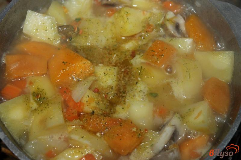 Фото приготовление рецепта: Картофельное рагу с тыквой и грибами шаг №4