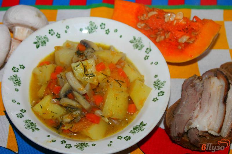 Фото приготовление рецепта: Картофельное рагу с тыквой и грибами шаг №5