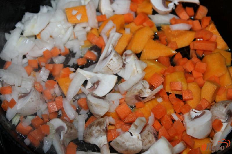 Фото приготовление рецепта: Картофельное рагу с тыквой и грибами шаг №3