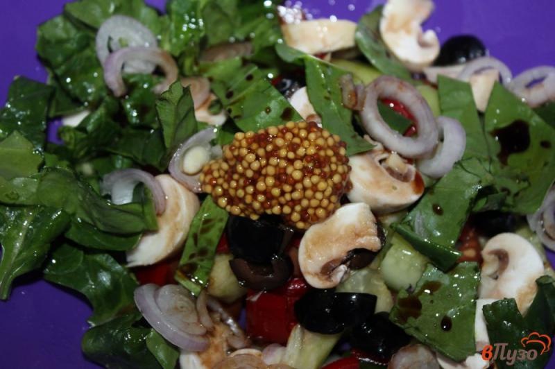 Фото приготовление рецепта: Салат из свежих овощей с маслинами и свежими шампиньонами шаг №7