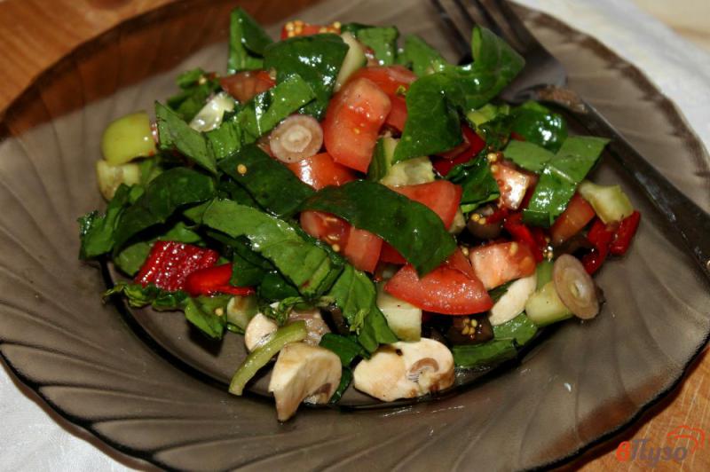Фото приготовление рецепта: Салат из свежих овощей с маслинами и свежими шампиньонами шаг №8
