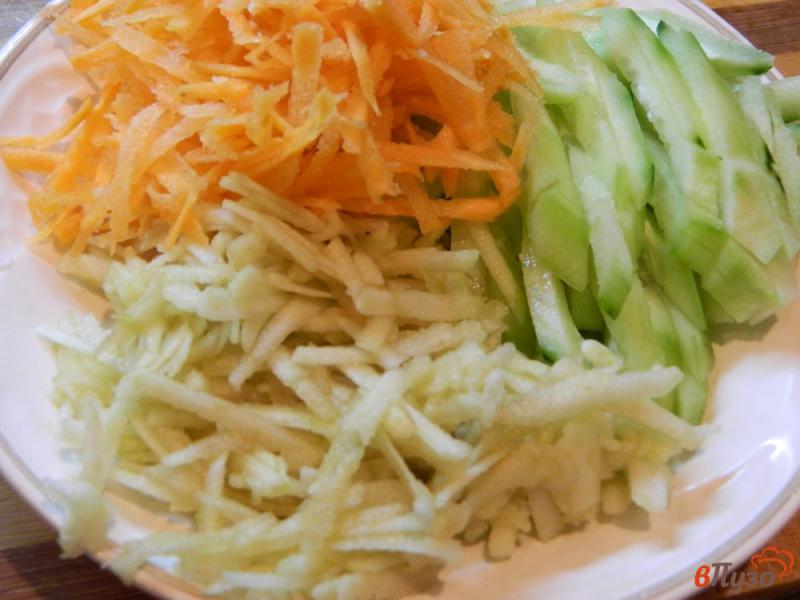Фото приготовление рецепта: Салат из пекинской капусты с яблоком, огурцом и морковью шаг №2