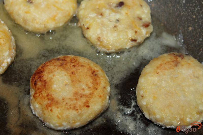 Фото приготовление рецепта: Сырники с мякотью тыквы и грецкими орешками шаг №7