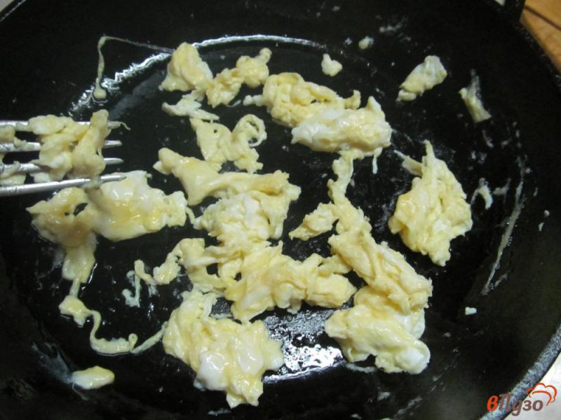Фото приготовление рецепта: Жареный рис с помидором под соевым соусом шаг №2