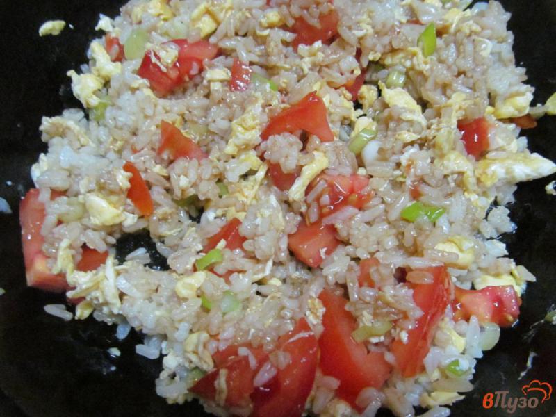 Фото приготовление рецепта: Жареный рис с помидором под соевым соусом шаг №5