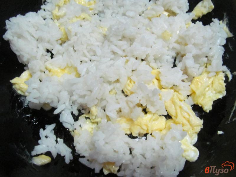 Фото приготовление рецепта: Жареный рис с помидором под соевым соусом шаг №3