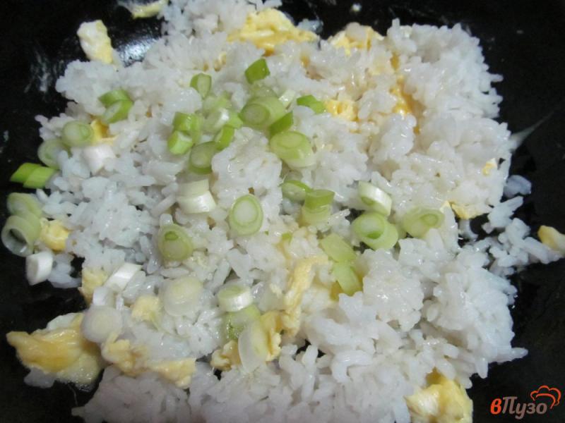 Фото приготовление рецепта: Жареный рис с помидором под соевым соусом шаг №4