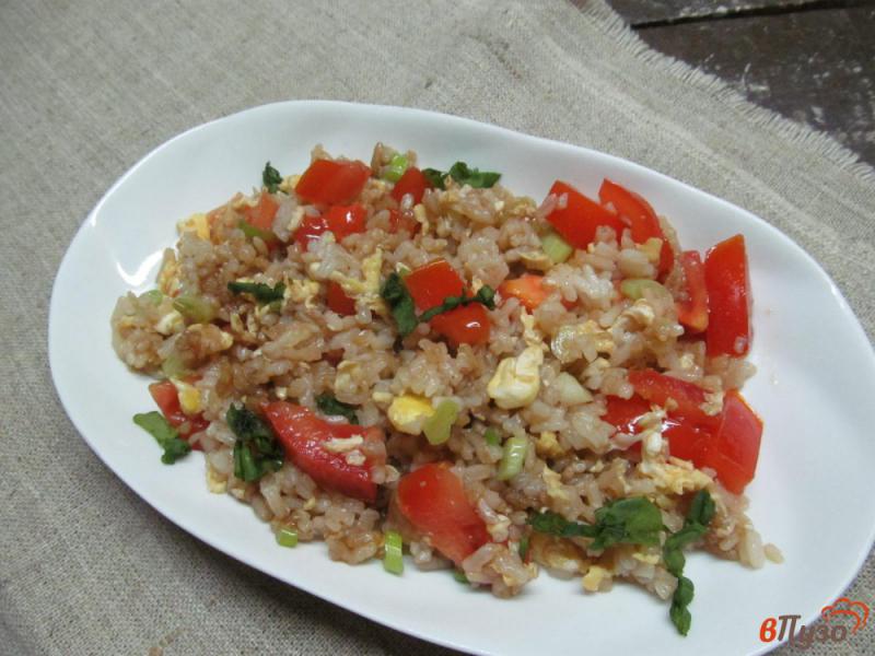 Фото приготовление рецепта: Жареный рис с помидором под соевым соусом шаг №6